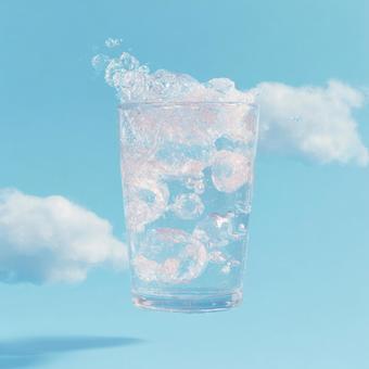 夏にぴったり!爽やかな水と泡のグラス 夏にぴったり!爽やかな水と泡のグラスの写真