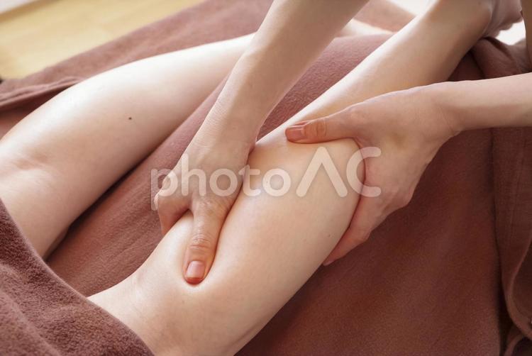 ふくらはぎのマッサージを受ける女性 フットマッサージ,フットケア,マッサージの写真素材