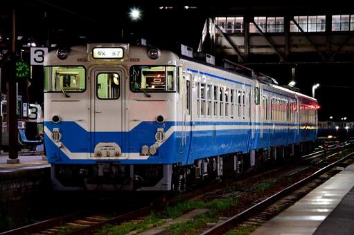 発車を待つ夜列車（キハ40） 鉄道,乗り物,列車の写真素材