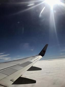 飛行機の翼 空撮,雲の上,飛行機の写真素材