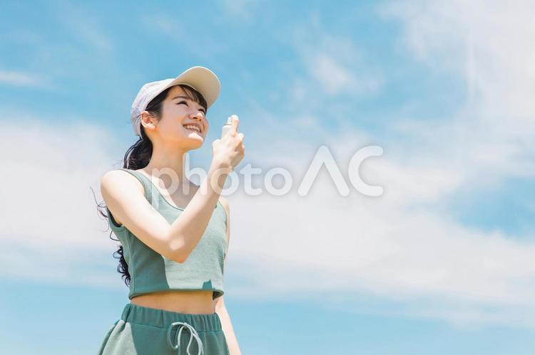 紫外線対策・UVケアをする日本人女性 紫外線対策,熱中症対策,制汗スプレーの写真素材