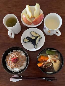 あきたこまちご飯に納豆とかつお梅等の朝食 あきたこまちご飯に納豆とかつお梅等の朝食 朝食,あきたこまち,ご飯の写真素材