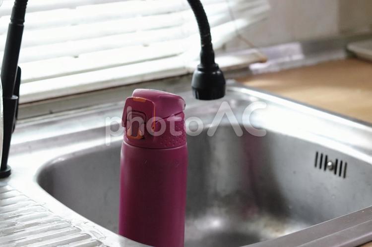 シンクに置かれた水筒 水筒,シンク,キッチンの写真素材