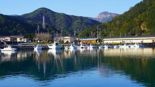 山が迫る漁港・三重県南伊勢町　ワイド 漁港,漁船,海の写真素材