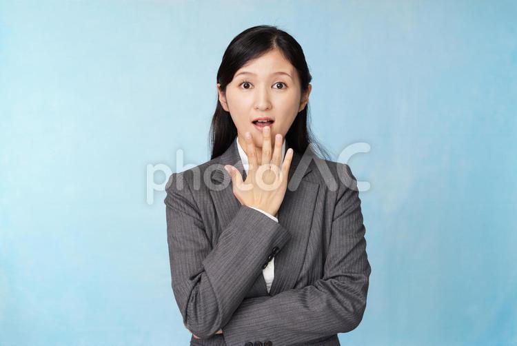 驚いた表情のビジネスウーマン 日本人,女性,人物の写真素材