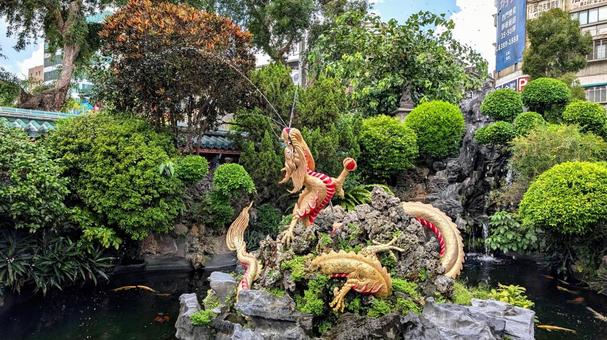 龍山寺にある池 龍山寺にある池 台湾,台北,taiwanの写真素材