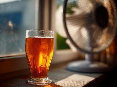 氷の融けた紅茶と扇風機 氷の融けた紅茶と扇風機の写真