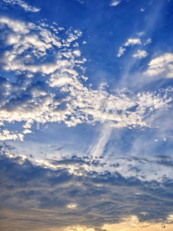 夏の空・夕方の日差しに耀く雲 夏,夕方,太陽光の写真素材
