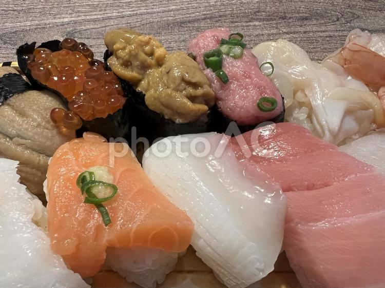 木目のテーブルに置かれた高級持ち帰り寿司 寿司,高級食材,刺身の写真素材