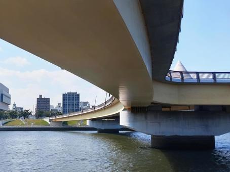 東京:隅田川の橋 黄色の桜橋 東京:隅田川の橋 黄色の桜橋 橋,桜橋,黄色の写真素材
