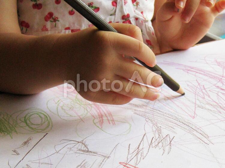 絵を描く手 子ども,絵を描く,手の写真素材