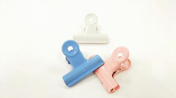 3色のクリップ 3色のクリップ 3個,並べる,物撮りの写真素材