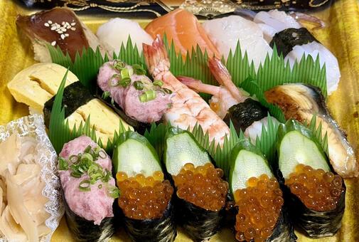 にぎり寿司盛り合わせイクラ入り にぎり寿司盛り合わせ,甘エビ,イクラの写真素材