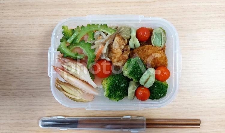 夏野菜のお弁当（真上） 食べ物,おべんとう,べんとうの写真素材