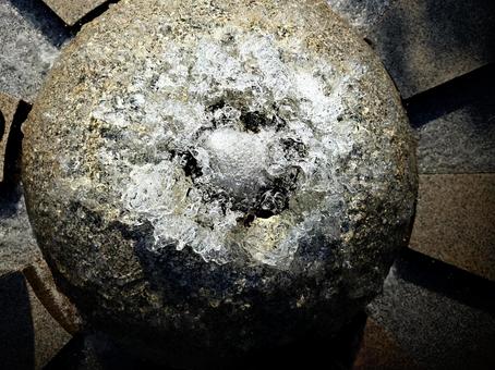 石の穴から出てくる水の泡 石の穴から出てくる水の泡 石,自然,屋外の写真素材