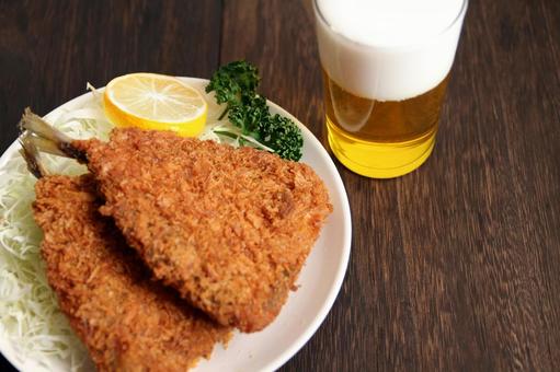 アジフライとビールの食事 アジフライとビールの食事の写真