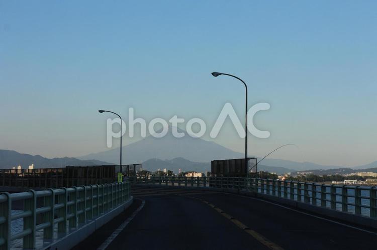 海上橋から真正面に見える富士山 富士山,海上橋,橋の写真素材