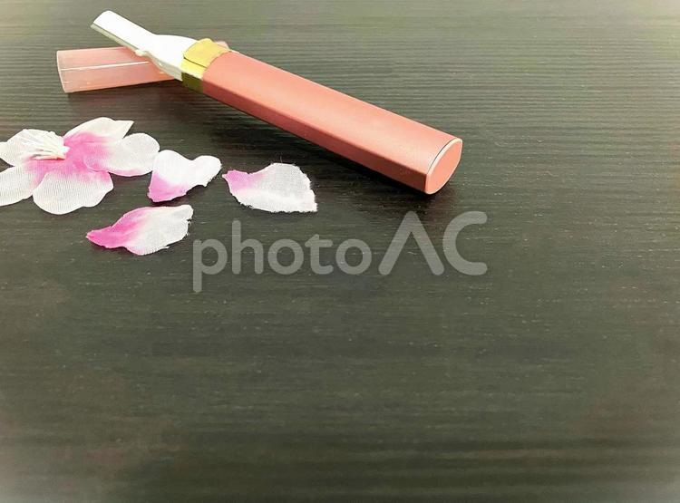 花と一緒に並んだ電動シェーバー 女性用シェーバー,電動シェーバー,ムダ毛ケアの写真素材