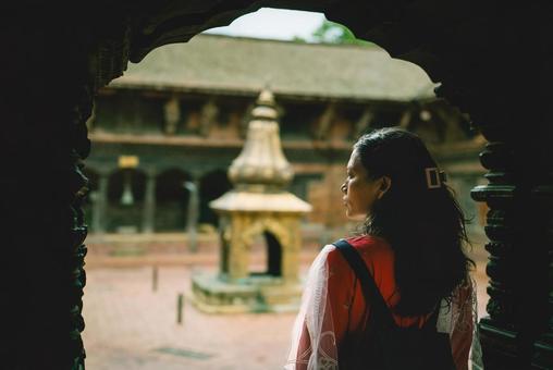 ネパールのパタン王宮広場女に佇む女性の写真