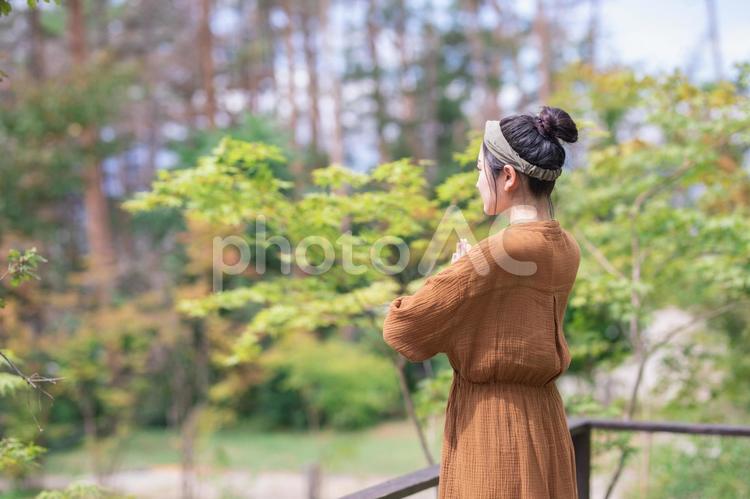 外ヨガする女性 ヨガ,外ヨガ,気持ちいいの写真素材