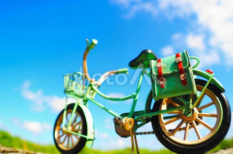 自転車と青空でサイクリングのイメージ 自転車,エコ,サイクリングの写真素材