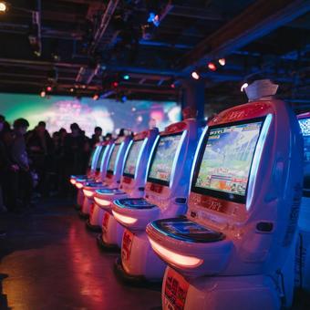 夜のゲームセンターで夢中になるプレイヤー 夜のゲームセンターで夢中になるプレイヤーの写真