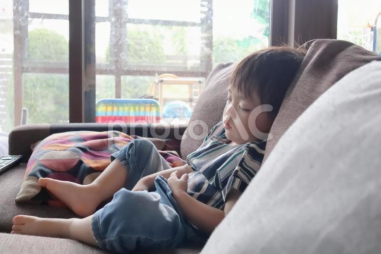 ソファーで座って寝る子供 男の子   子供,幼児,寝るの写真素材