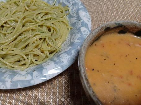 ジェノベーゼパスタとエビのスープ ジェノベーゼパスタとエビのスープの写真