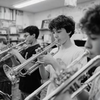 音楽教室で練習するティーンのブラスバンド 音楽教室で練習するティーンのブラスバンドの写真