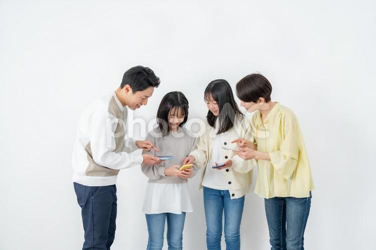 携帯を持つ家族 携帯,暮らし,キャンペーンの写真素材