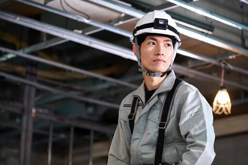 工事現場で点検・確認作業をする男性作業員 作業員,工事現場,建設現場の写真素材
