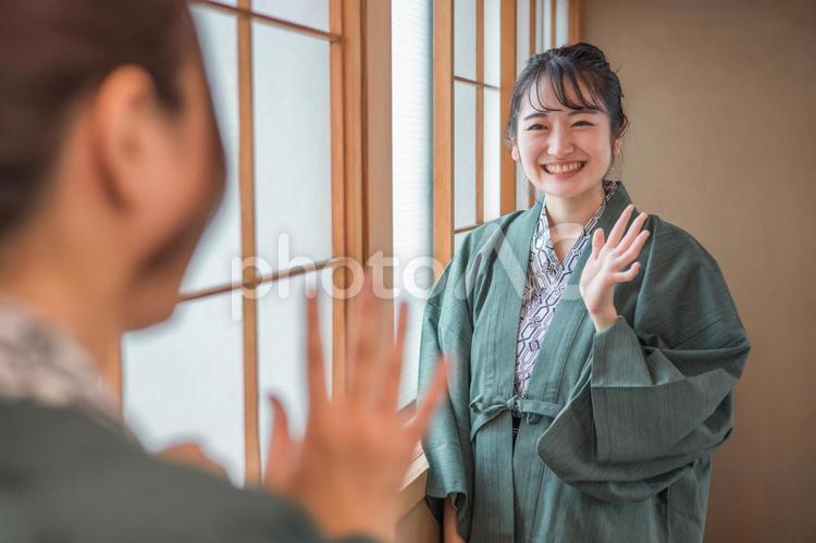 温泉旅行に来た女友達（手を振る） 温泉,浴衣,旅行の写真素材