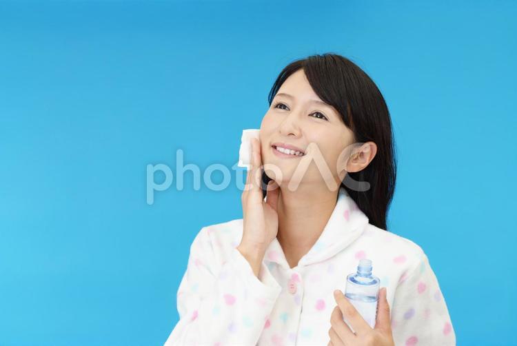 フェイスケアをする女性 女性,女,美容の写真素材