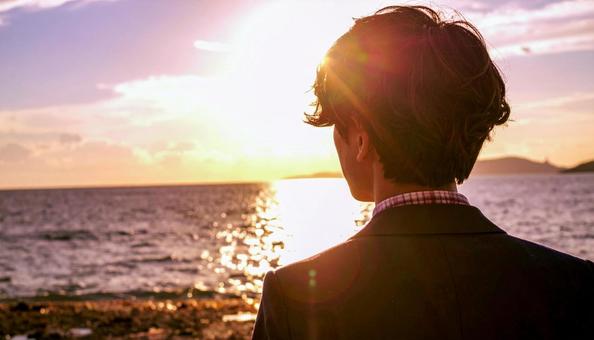 未来を見つめ希望を抱くビジネスマン後ろ姿 未来を見つめ希望を抱くビジネスマン後ろ姿の写真