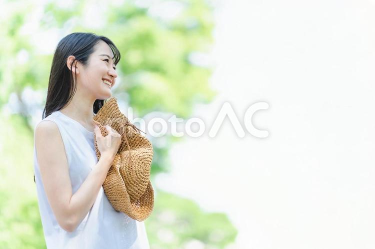 夏の旅行・レジャーに来た女性（帽子） 旅行,観光,夏の写真素材