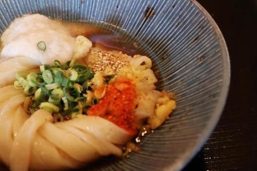 さぬきうどん店の平打ち麺の渦巻きぶっかけ さぬきうどん店の平打ち麺の渦巻きぶっかけ ぶっかけ,うどん,渦巻きの写真素材