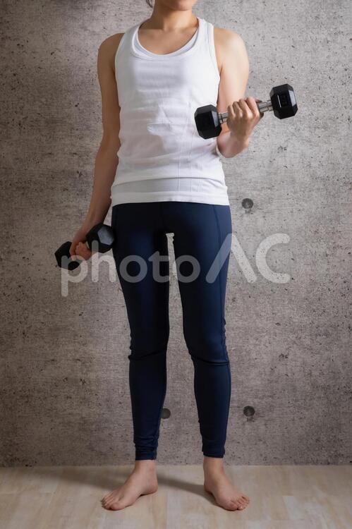 スポーツウェアをきた女性 ダンベル,筋トレ,トレーニングの写真素材