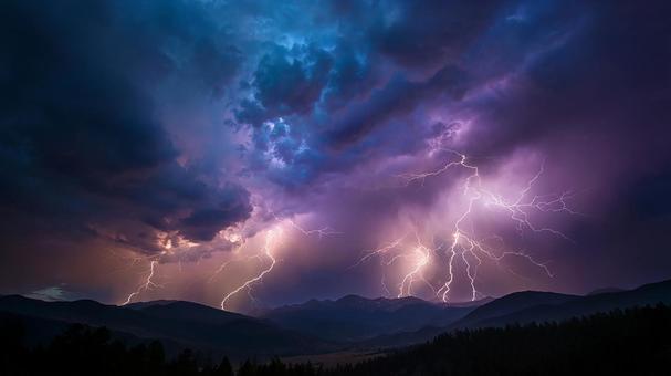 夜空を照らす稲妻 夜空を照らす稲妻の写真
