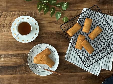 フィナンシェと紅茶 フィナンシェ,焼き菓子,洋菓子の写真素材
