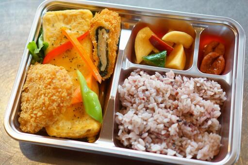 卵焼きとカツの紫黒米弁当  紫黒米,弁当,お弁当の写真素材