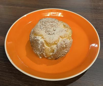 粉糖をまとったシュークリーム 粉糖をまとったシュークリーム シュークリーム,スイーツ,おやつの写真素材
