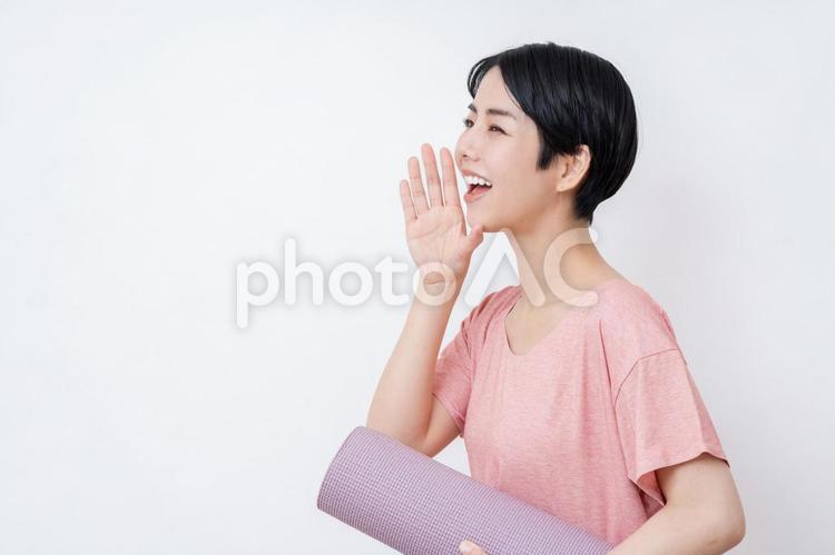 ヨガマットを持つ女性。 ヨガ,フィットネス,女性の写真素材