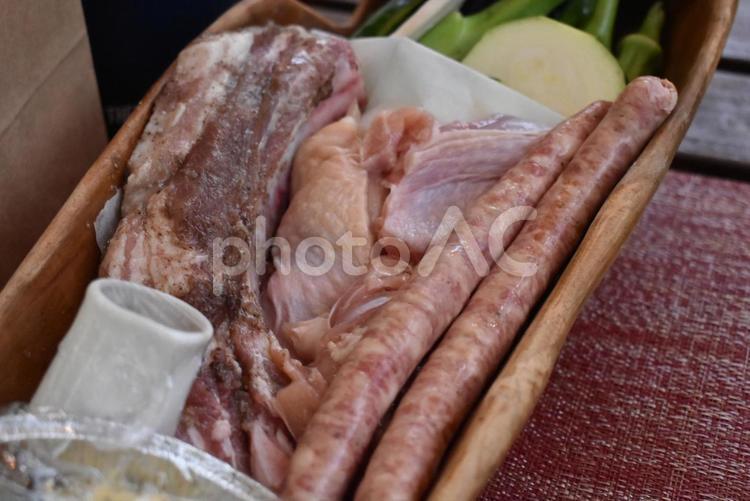 アウトドア　キャンプ　バーベキュー　食事 バーベキュー,キャンプ場,おでかけの写真素材