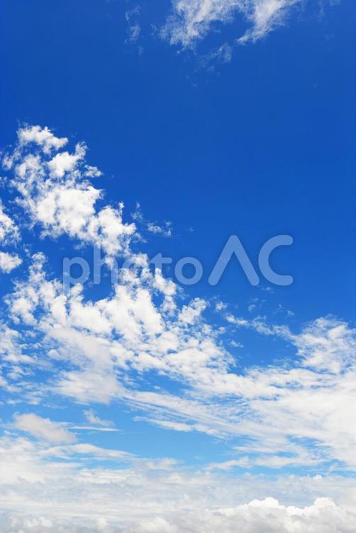 沖縄上空の青い空と流れる雲 空,青空,雲の写真素材