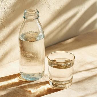 清潔感のある水分補給のイメージ 清潔感のある水分補給のイメージの写真