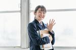 学校の教室で友達に手を振る女子高生 高校生,挨拶,学校の写真素材
