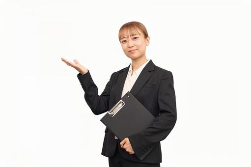 どうぞのポーズをビジネススーツを着た女性 女性,ビジネスウーマン,顔の写真素材