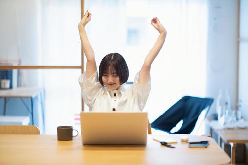 A woman who takes a deep breath while working from home, telework, महिला, दूरदराज के काम, JPG