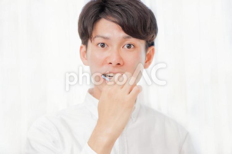 歯磨きする男性 歯磨き,歯ブラシ,寝起きの写真素材