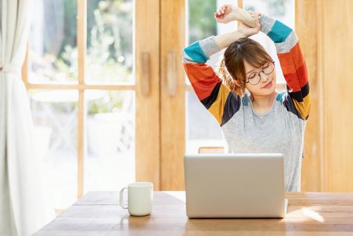 おうち時間を楽しむ女性 おうち時間を楽しむ女性 女性,人物,ノートパソコンの写真素材